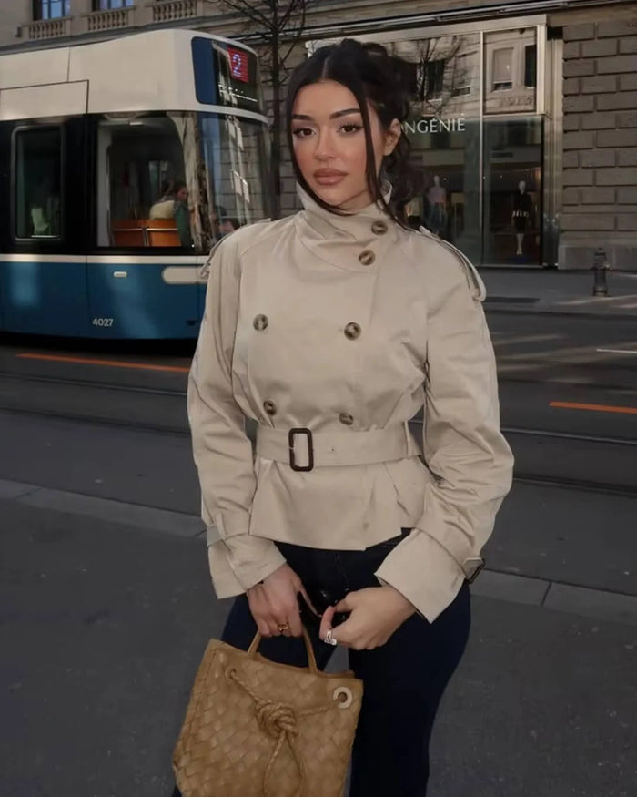 Leslie | Chaqueta cruzada con cuello alto, cinturón y peplum
