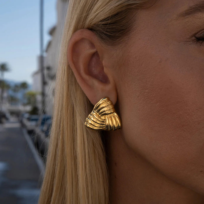 Maya | Pendientes triangulares dorados