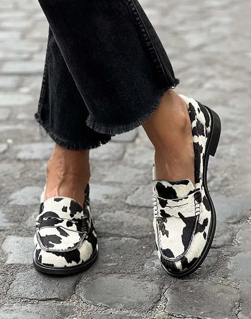 Mocasines blancos sin cordones de estampado animal para mujer