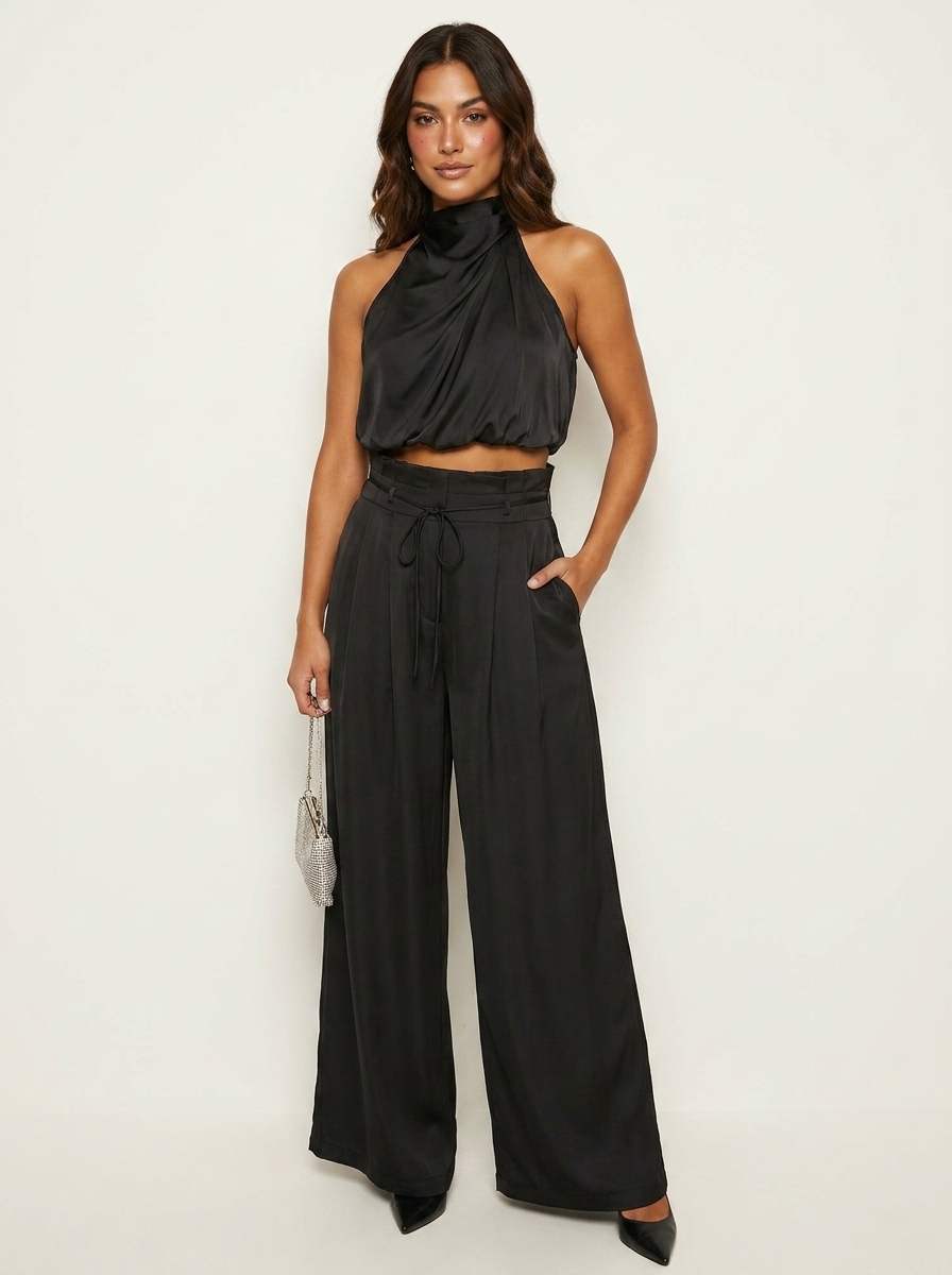 Pantalón negro de hombros descubiertos de satén para mujer