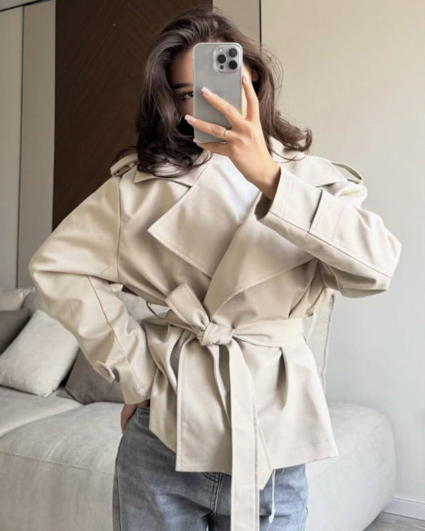 Ainsley | Gabardina corta cruzada con solapa y cinturón