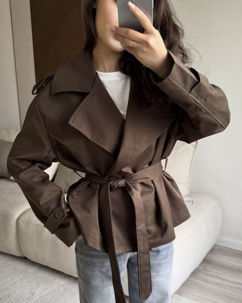 Ainsley | Gabardina corta cruzada con solapa y cinturón