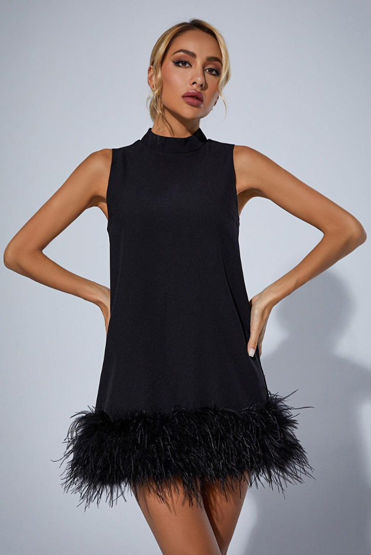 Alaina | Vestido corto sin mangas con cuello perkins y plumas