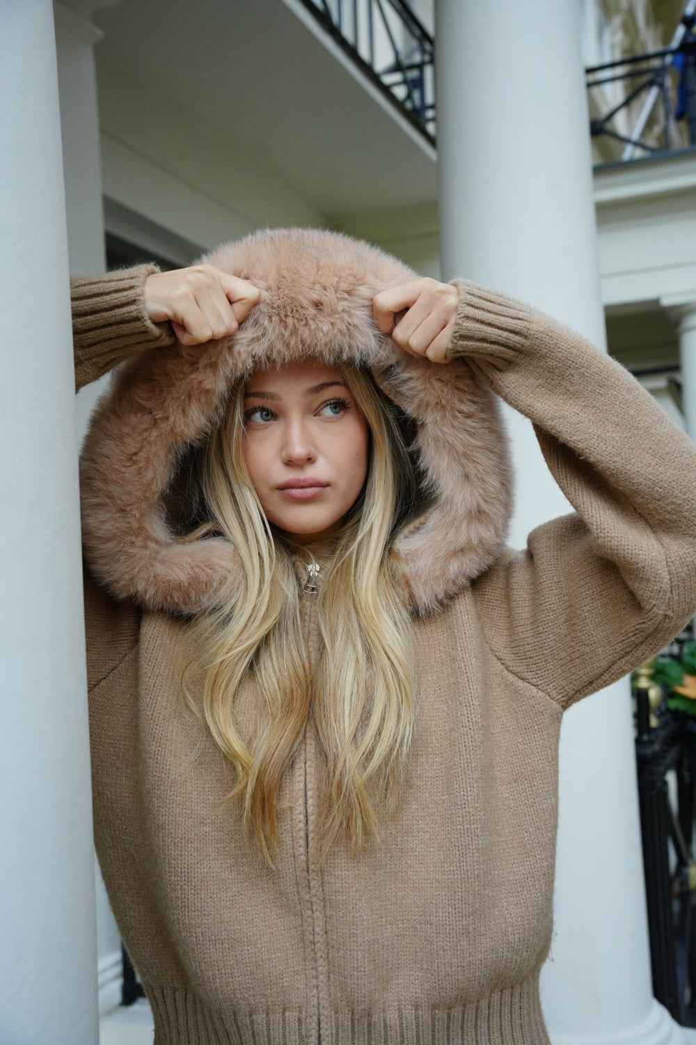 Aubri | Chaqueta de punto con capucha y pelo sintético