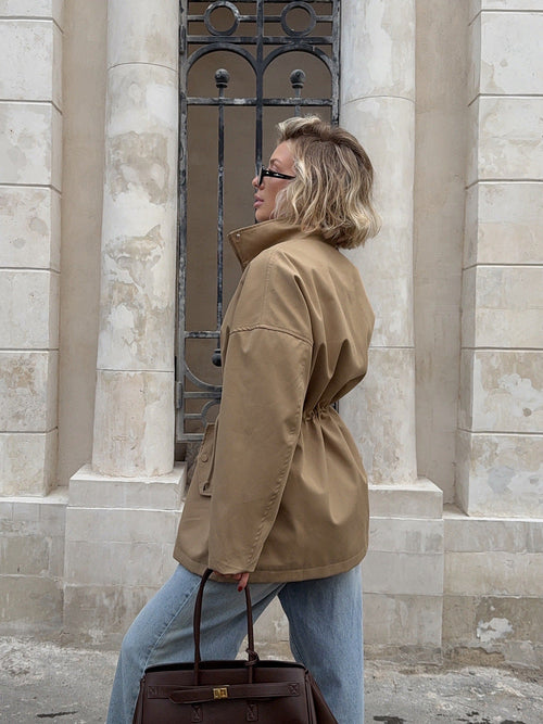 Brenda | Chaqueta utility con cuello alto y cintura ajustable