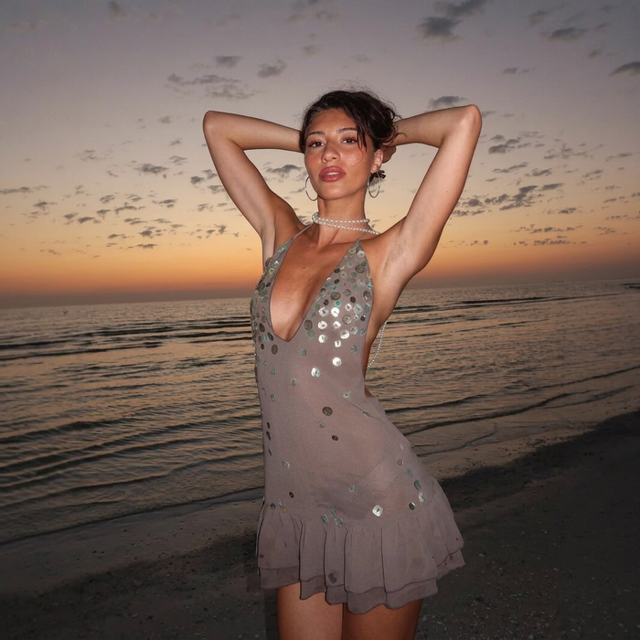 Cecilia | Vestido corto halter de lentejuelas con espalda abierta
