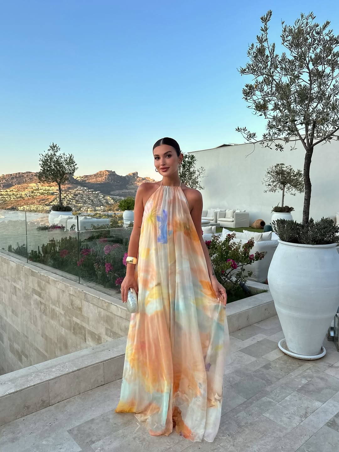 Corinna | Vestido largo halter estampado con espalda descubierta