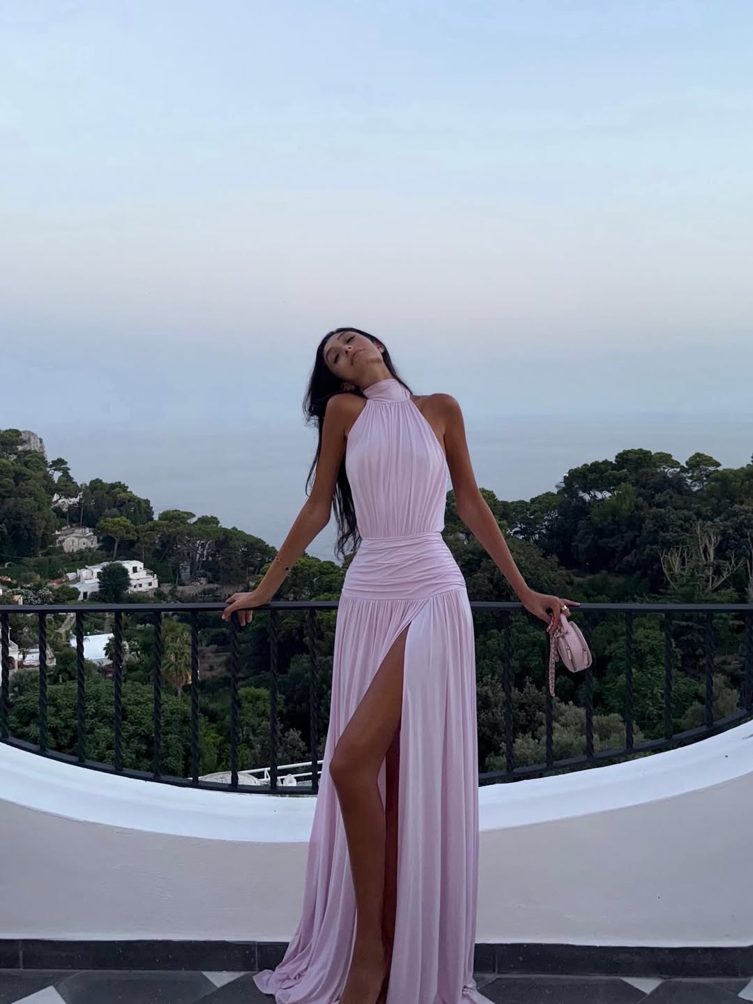 Dorien | Vestido largo halter plisado con abertura