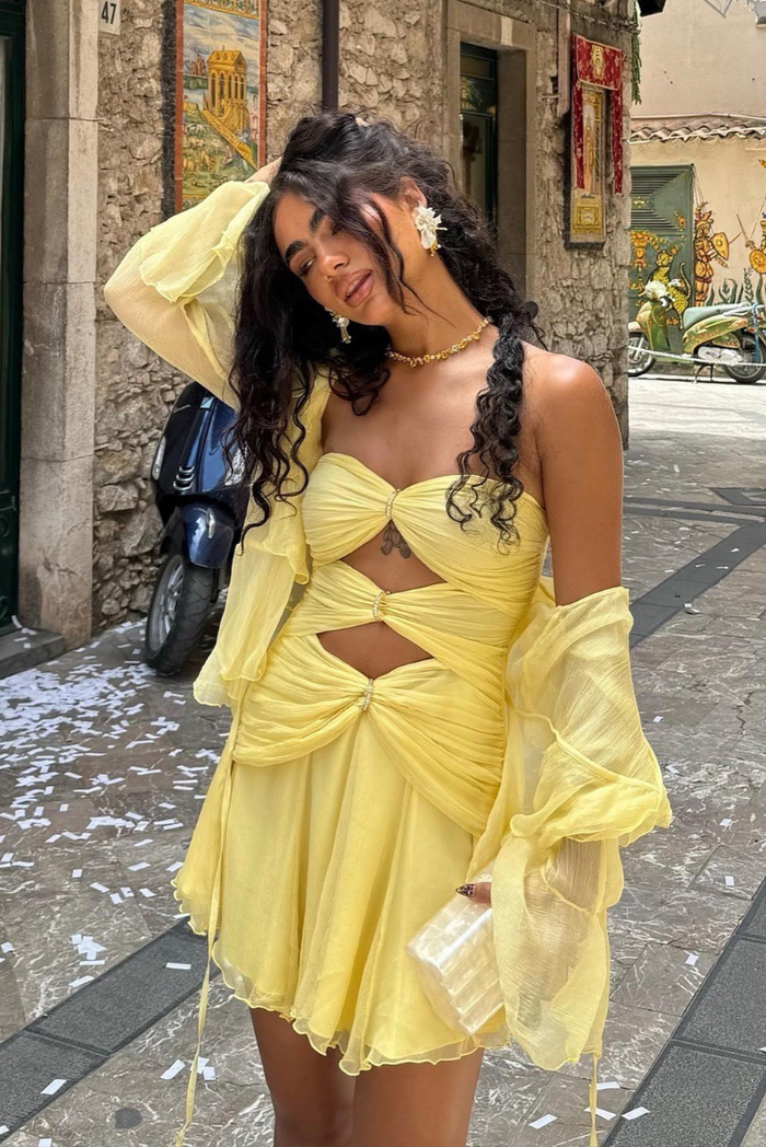 Emberlyn | Vestido corto palabra de honor con aberturas