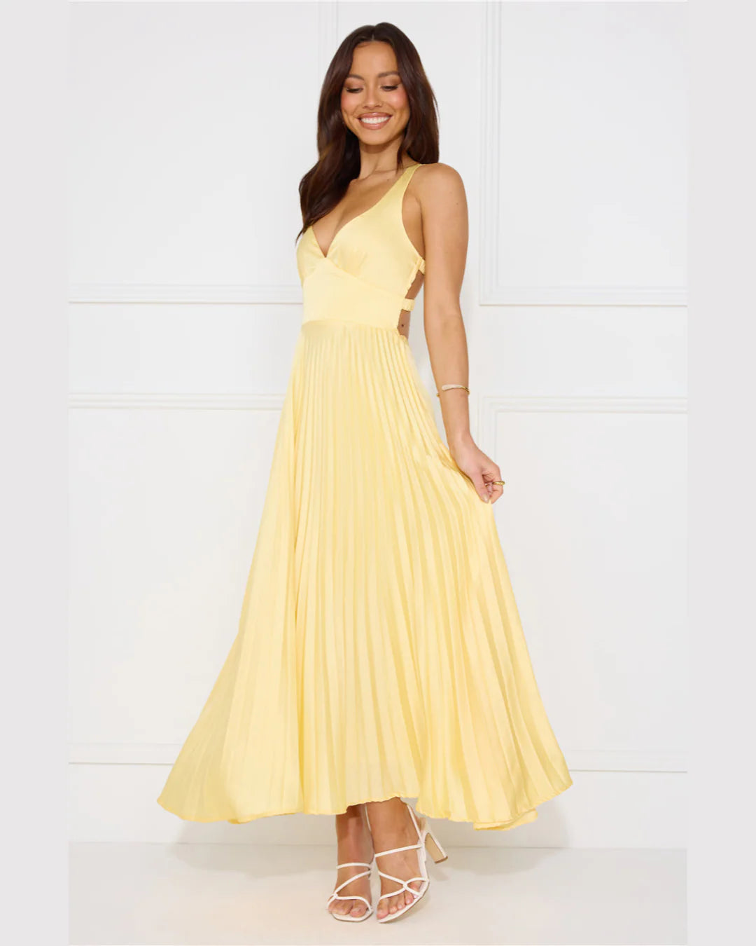 Erica | Vestido largo plisado con escote en pico