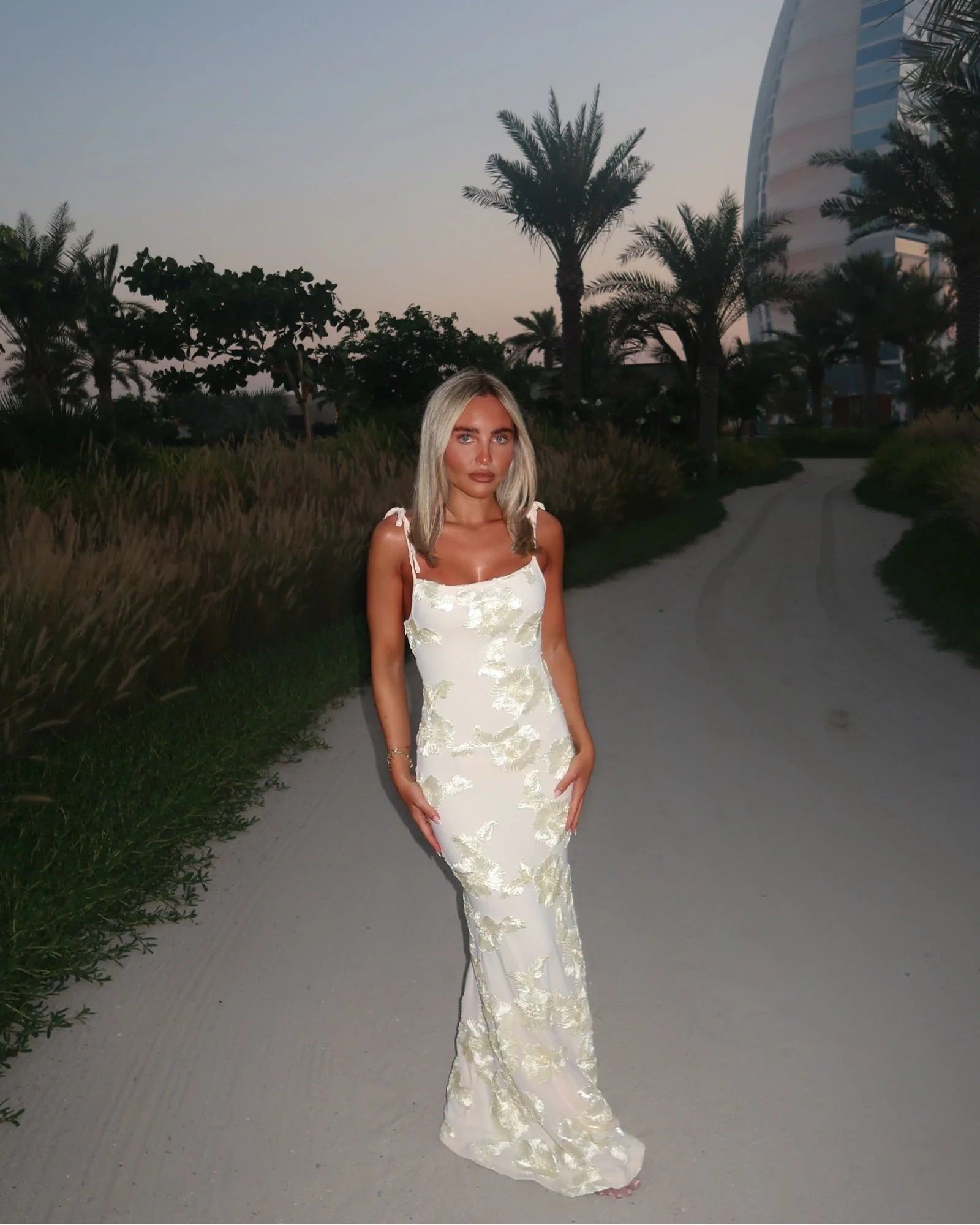 Fiona | Vestido largo ceñido con bordado floral