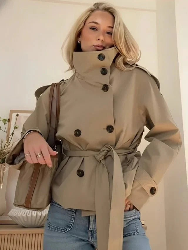 Gwyneth | Gabardina corta cruzada con cuello alto y cinturón