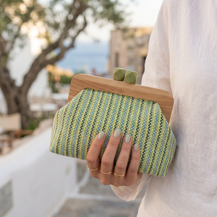 Kaia | Clutch trenzado con boquilla de madera