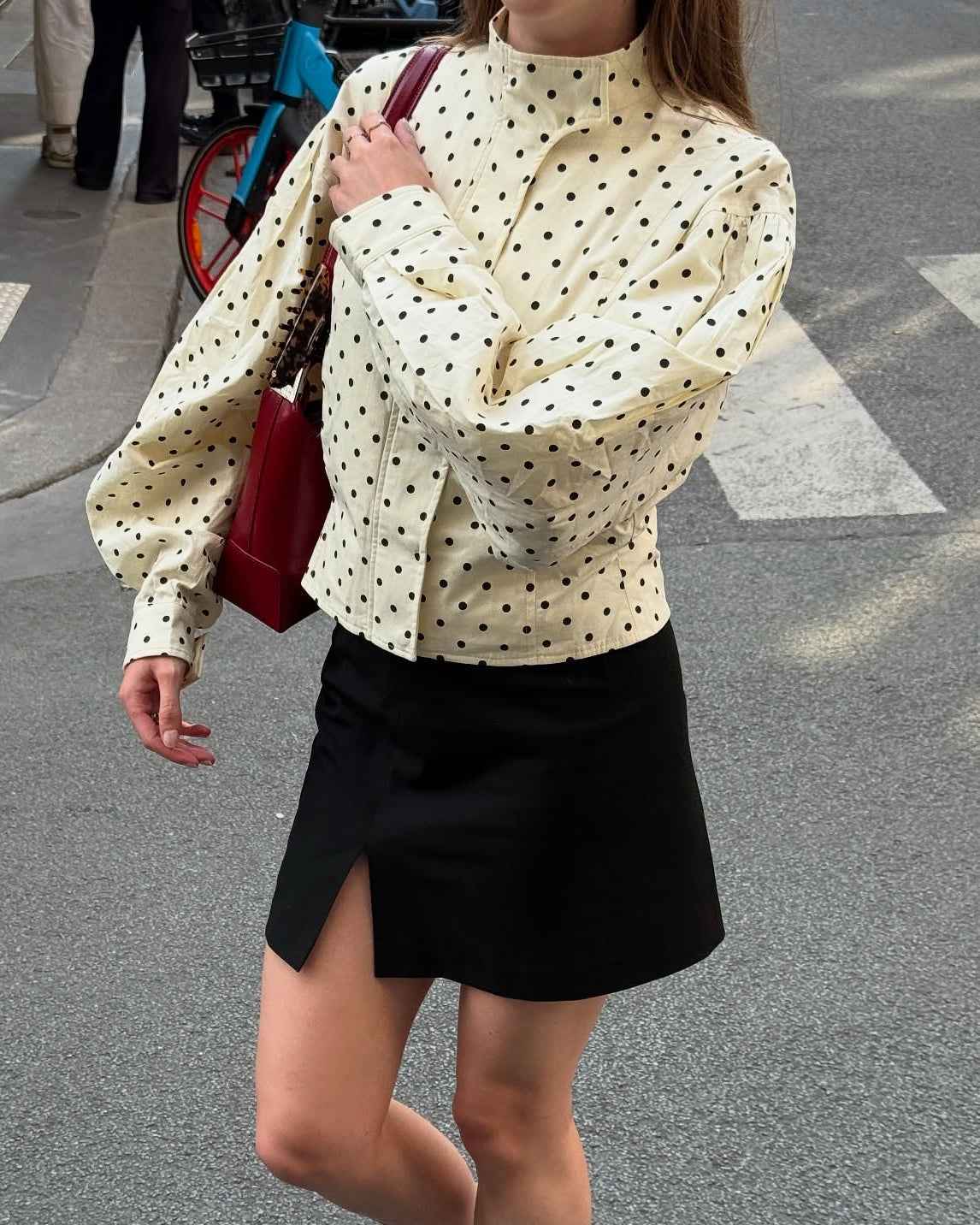 Krista | Chaqueta de lunares con cuello alto y manga abullonada