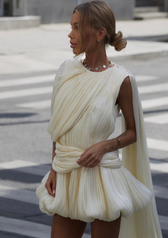 Liana | Vestido corto plisado con capa