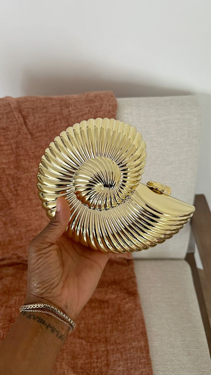 Liv | Clutch con forma de concha y cadena