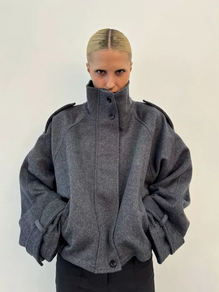 Maia | Chaqueta de mezcla de lana con cuello alto y botones ocultos