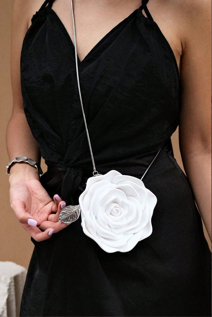 Nadia | Bolso clutch con forma de rosa y cadena