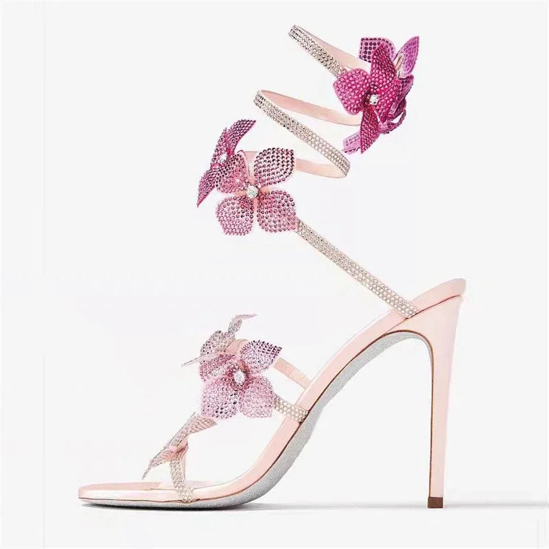 Rebecca | Sandalias de tacón con tiras florales y apliques