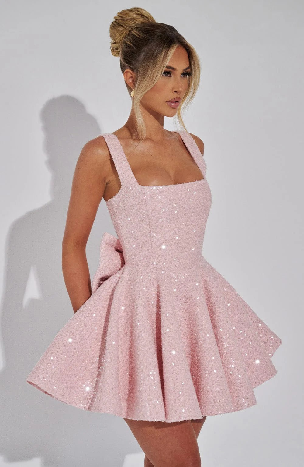 Victoria | Vestido corto de tweed con lentejuelas y lazo