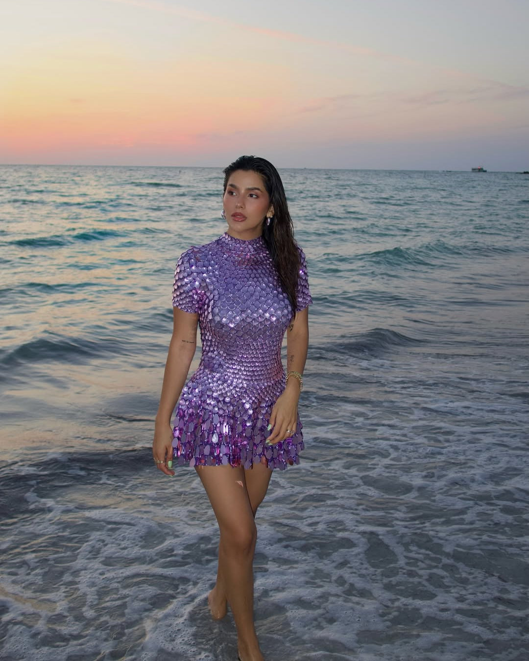 Violet | Vestido corto de discos facetados con cuello alto
